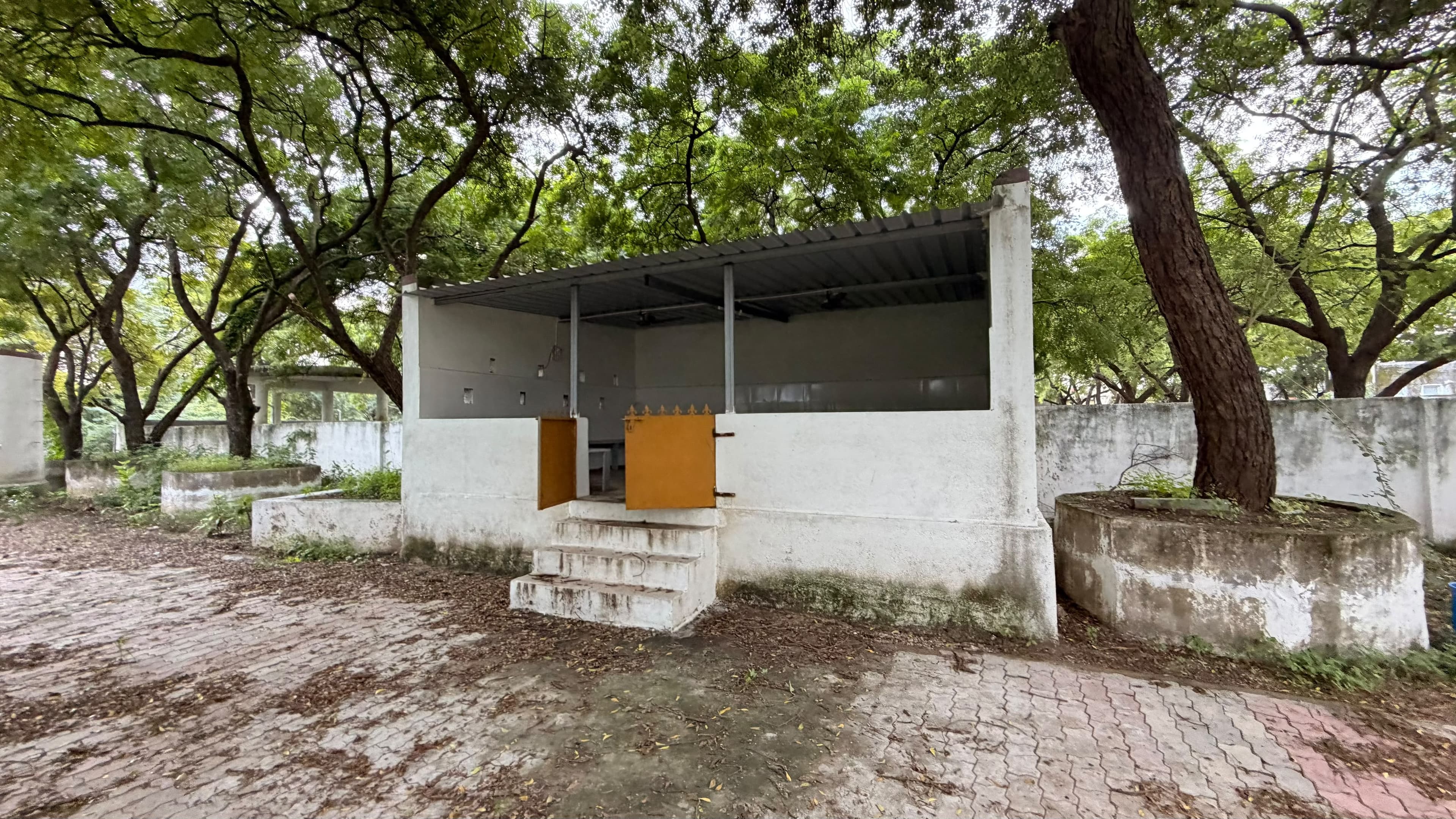 સ્મશાનમાં બેઠક છાપરું (દાતાશ્રી તરફથી)